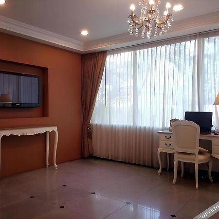 Romance Hotel Srinakarin Банкок Екстериор снимка
