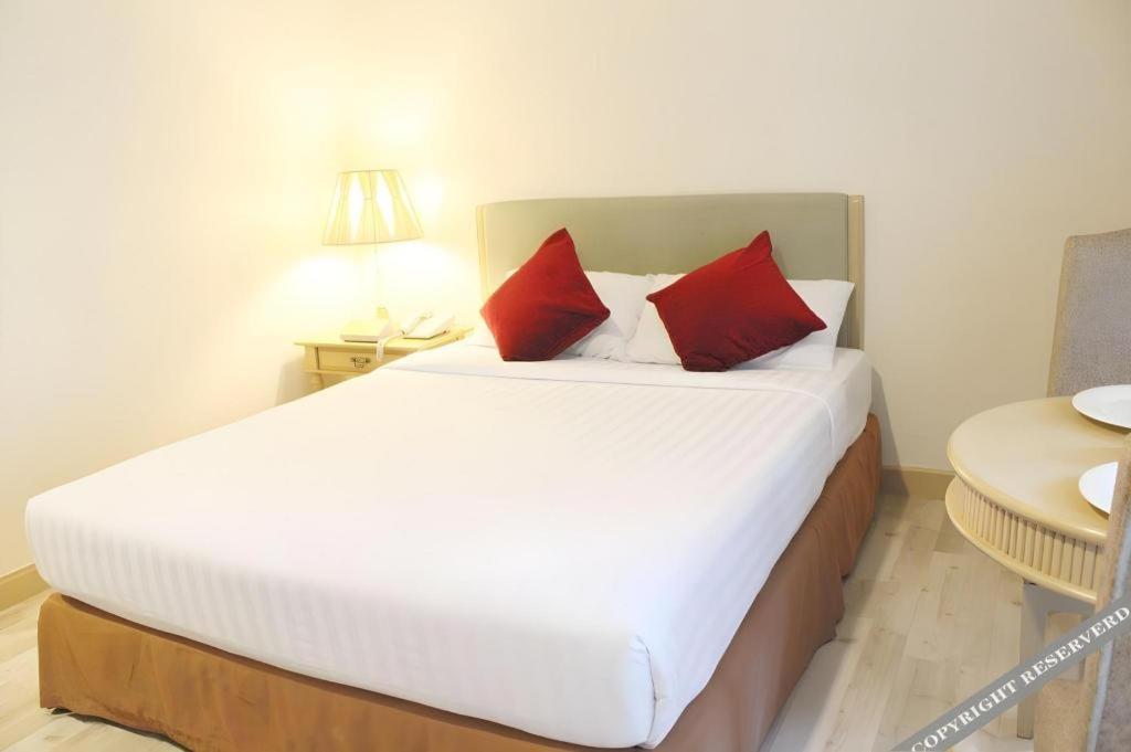 Romance Hotel Srinakarin Банкок Екстериор снимка