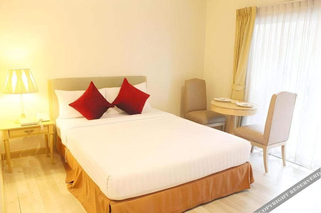 Romance Hotel Srinakarin Банкок Екстериор снимка