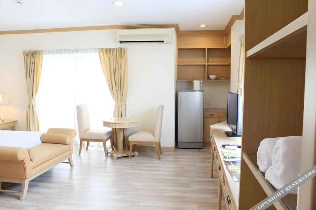 Romance Hotel Srinakarin Банкок Екстериор снимка