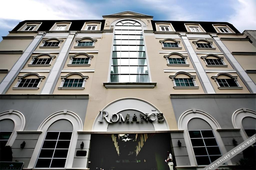 Romance Hotel Srinakarin Банкок Екстериор снимка