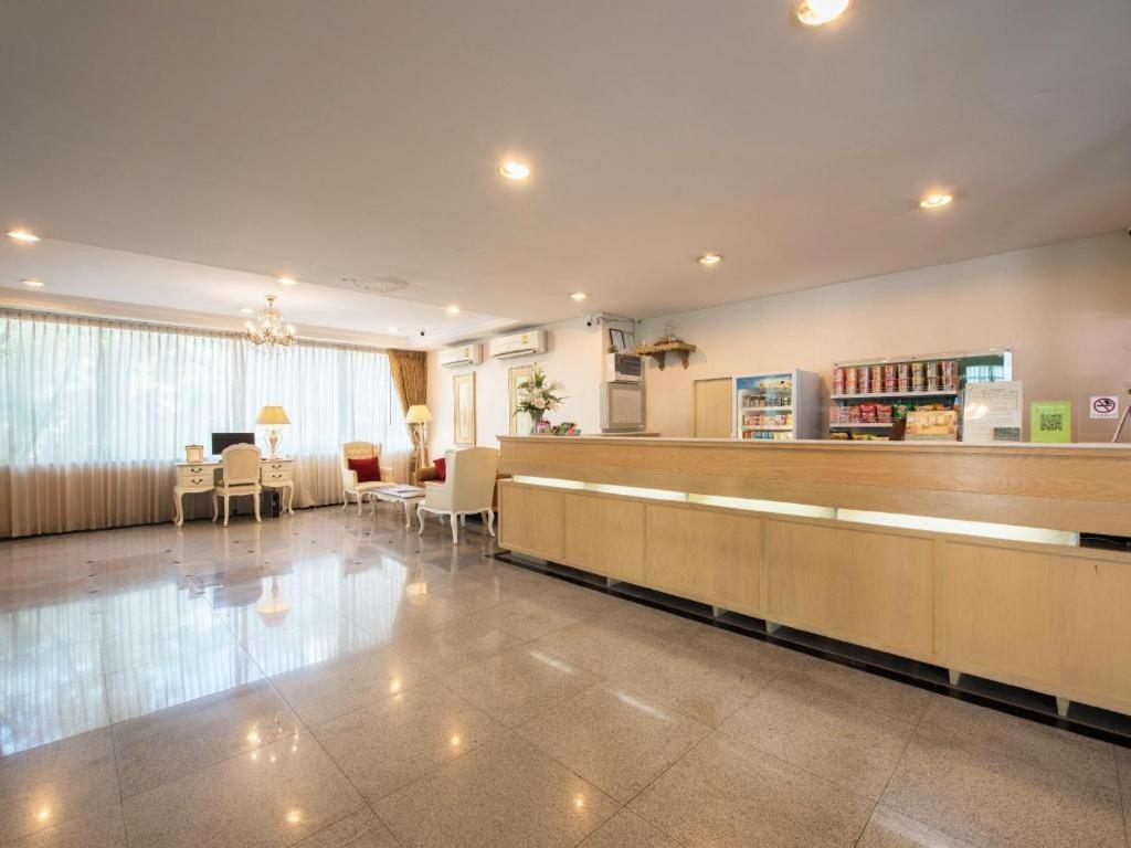 Romance Hotel Srinakarin Банкок Екстериор снимка