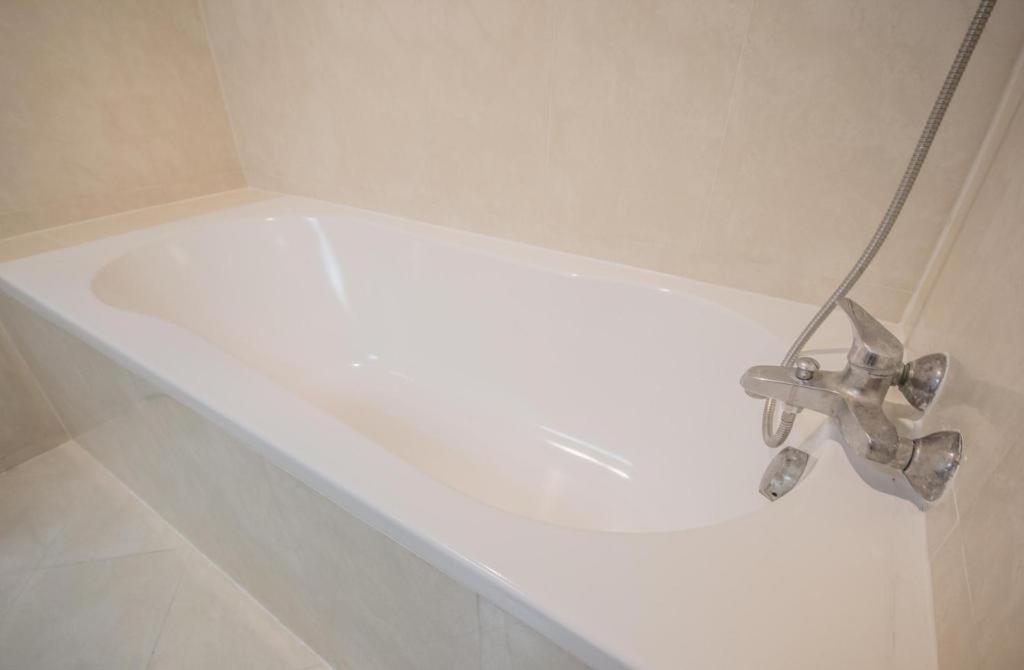Romance Hotel Srinakarin Банкок Екстериор снимка
