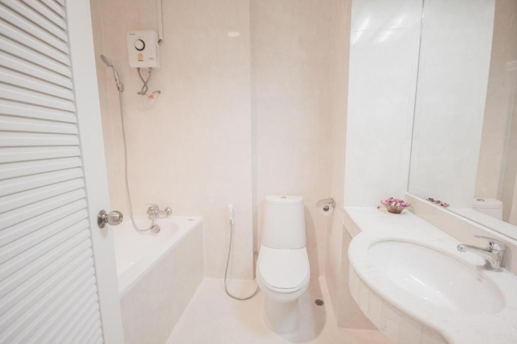 Romance Hotel Srinakarin Банкок Екстериор снимка