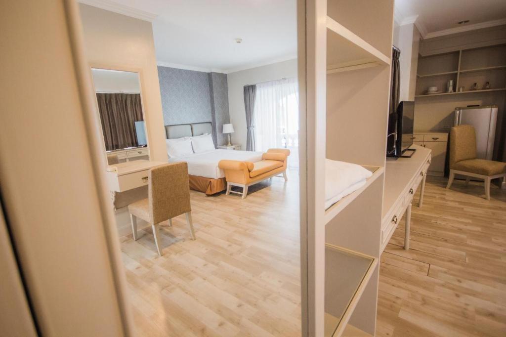 Romance Hotel Srinakarin Банкок Екстериор снимка
