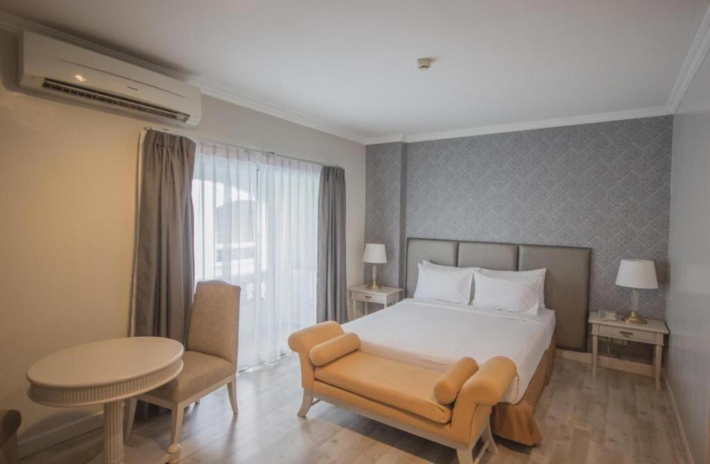 Romance Hotel Srinakarin Банкок Екстериор снимка