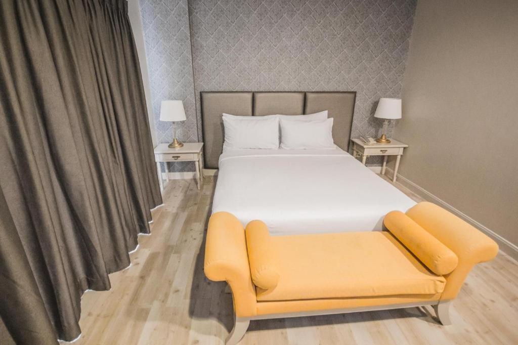 Romance Hotel Srinakarin Банкок Екстериор снимка