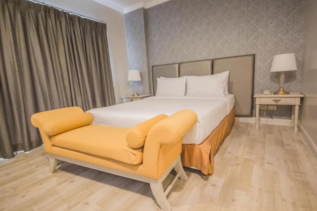 Romance Hotel Srinakarin Банкок Екстериор снимка