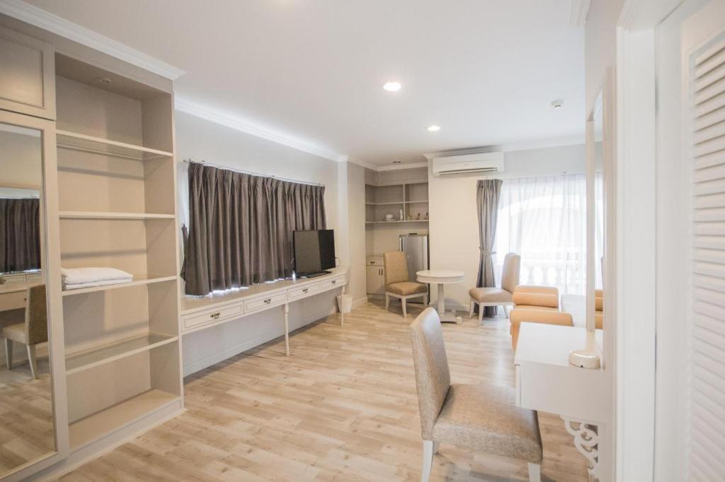 Romance Hotel Srinakarin Банкок Екстериор снимка