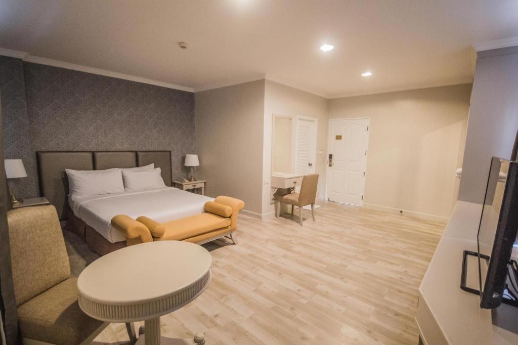 Romance Hotel Srinakarin Банкок Екстериор снимка