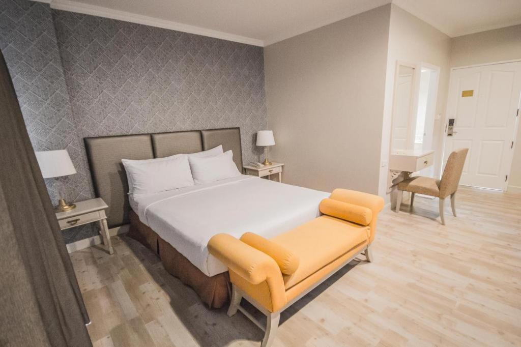 Romance Hotel Srinakarin Банкок Екстериор снимка