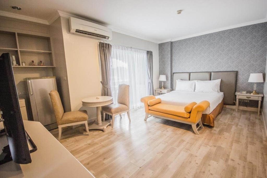 Romance Hotel Srinakarin Банкок Екстериор снимка
